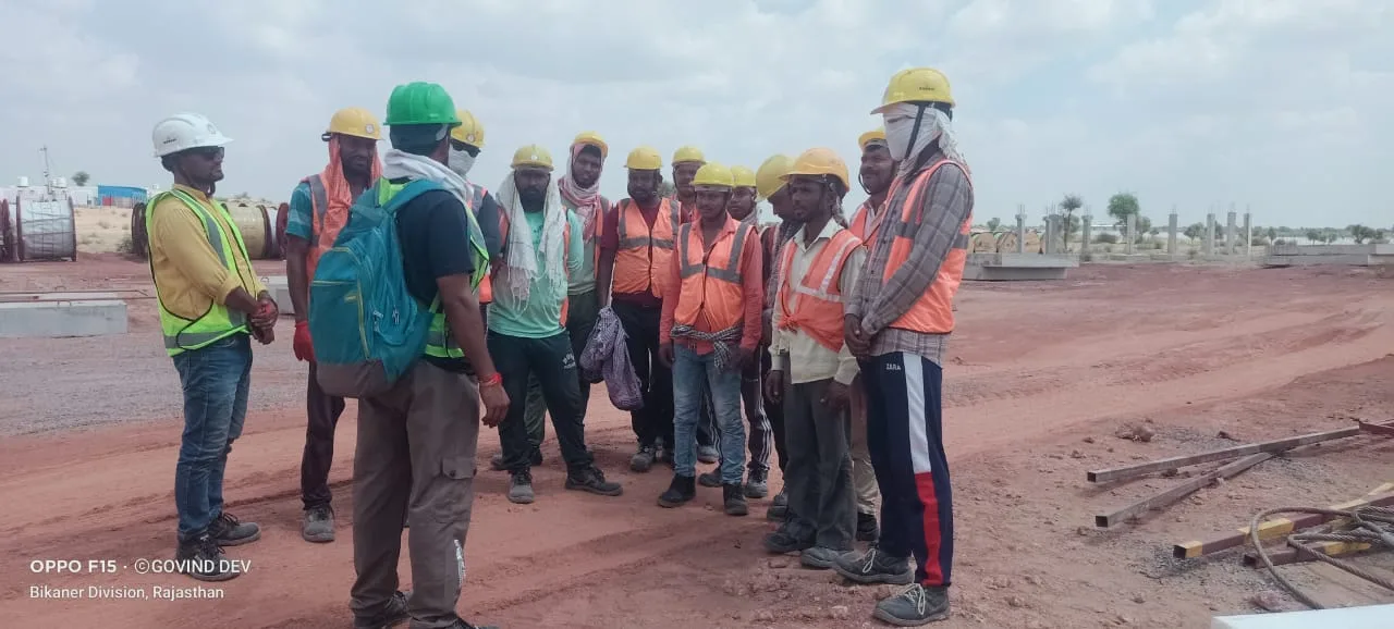 Toolbox talk and safety briefing before shift start — Fortico Infra solar project site